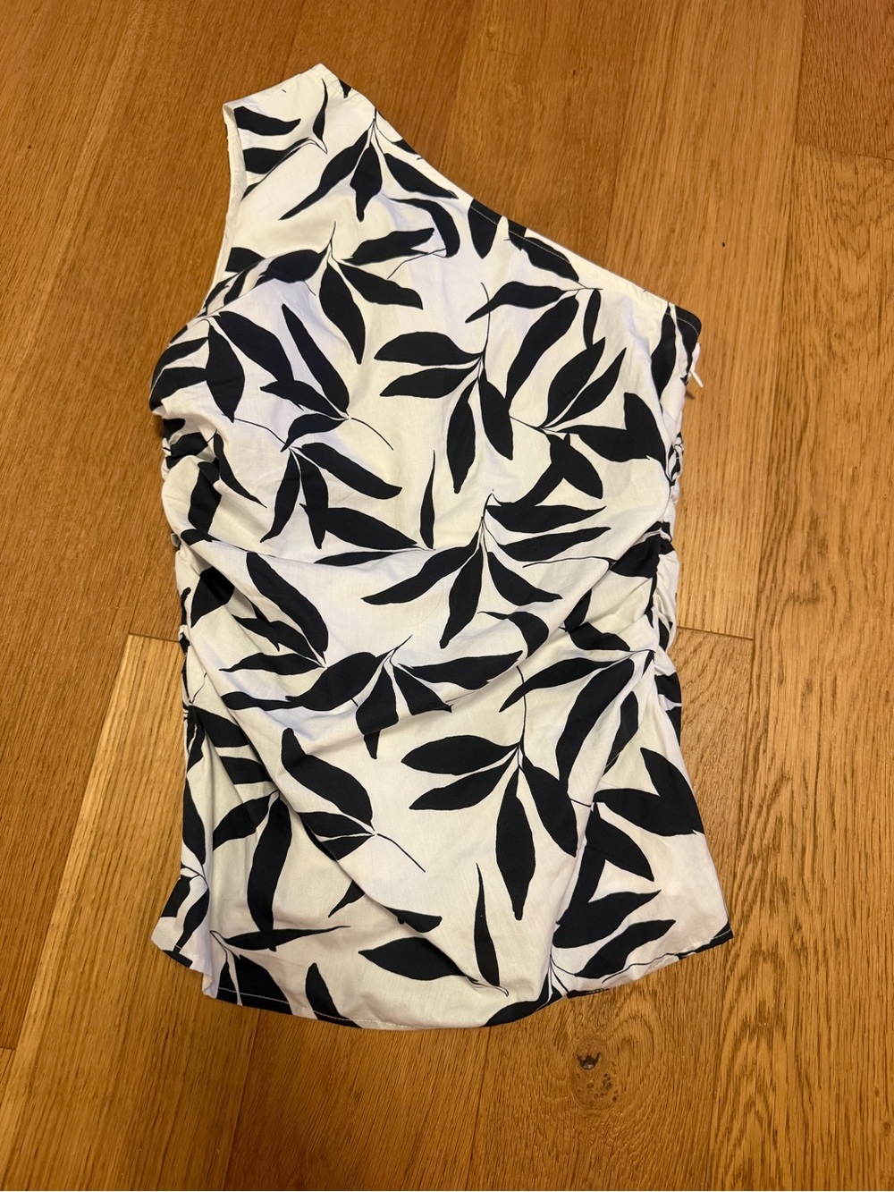 Abercrombie & Fitch One-Shoulder Leaf Print Tank Top - White & Black